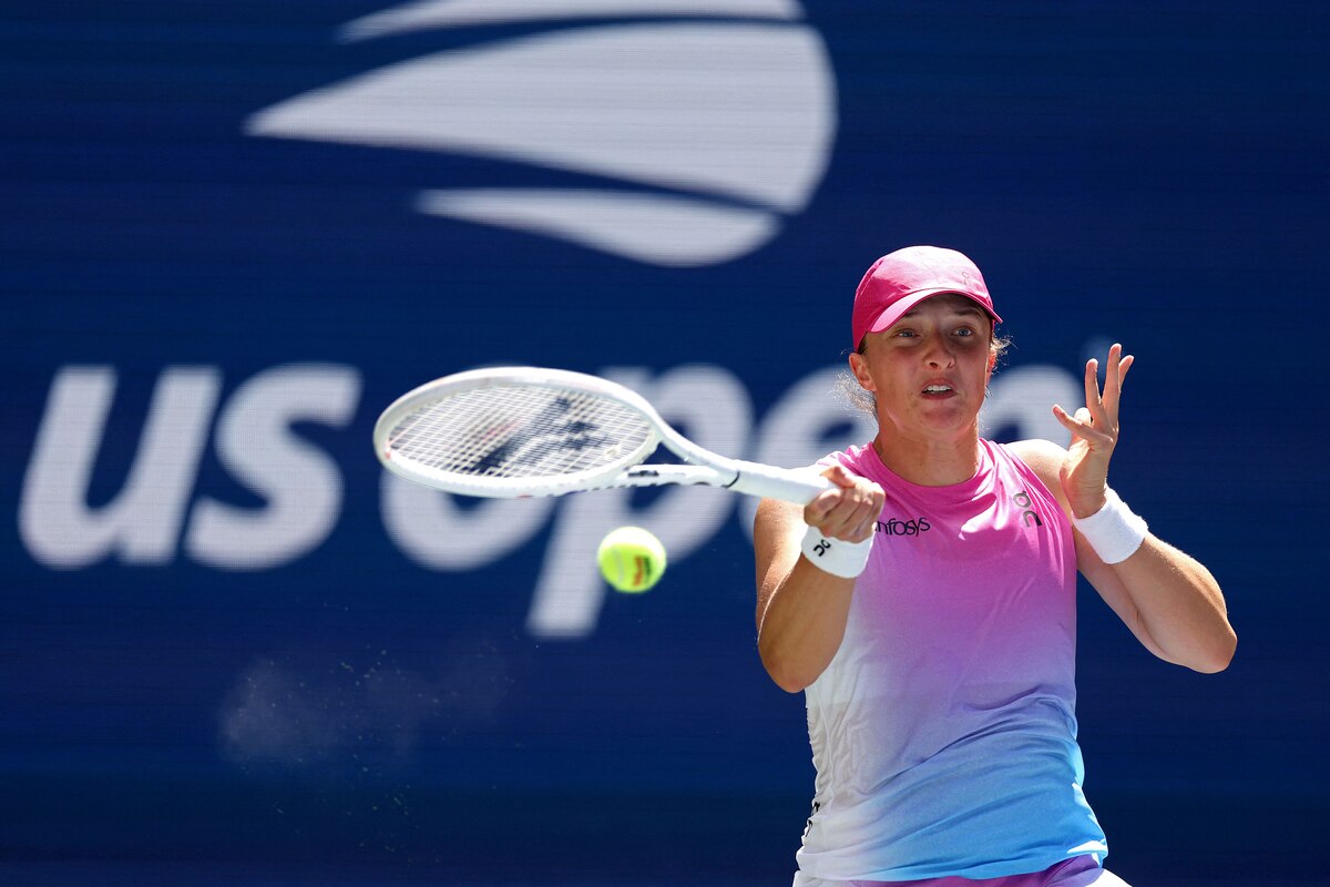 NEW YORK, NEW YORK - AUGUST 27: Iga Swiatek of Poland returns against Kamilla Rakhimova of Russia during their Women's Singles First Round match on Day Two of the 2024 US Open at the USTA Billie Jean King National Tennis Center on August 27, 2024 in the Flushing neighborhood of the Queens borough of New York City. Matthew Stockman/Getty Images/AFP (Photo by MATTHEW STOCKMAN / GETTY IMAGES NORTH AMERICA / Getty Images via AFP)
