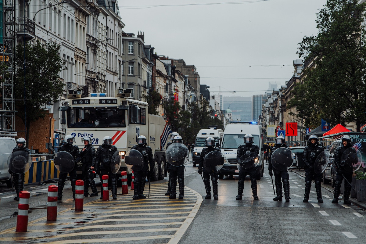 Protestors and riot police face off at a national manifestation against the Federal Government's budgetary measures, under the 'Keep your hands out of our pockets!' (Blijf uit onze zakken! - Pas dans nos poches) moniker, organised by the trade unions on Friday 9 October 2026 in Brussels.
BELGA PHOTO EMILE WINDAL