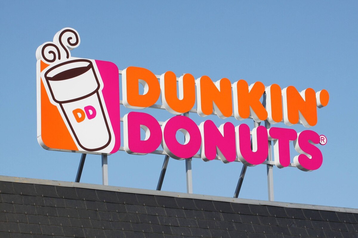 Le premier Dunkin'Donuts ouvre dans la confusion en Belgique: des amateurs ont fait la file... pour rien (PHOTOS)
