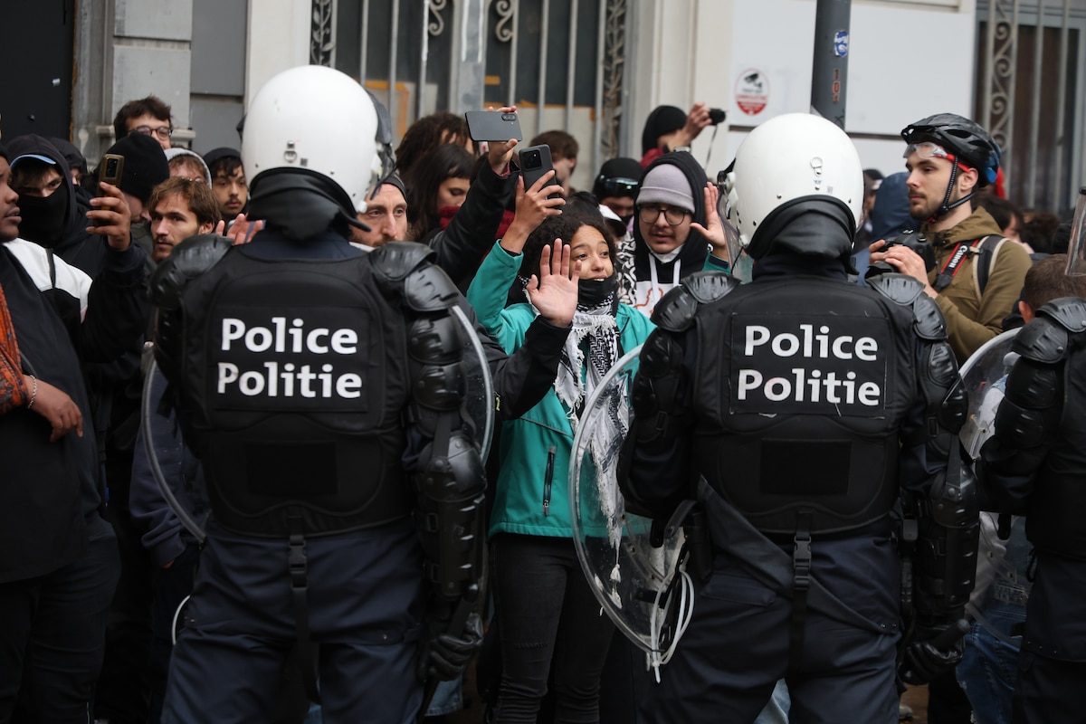 Riot police faces protestors at protests in Brussels for purchasing power, healthcare, and education, on Saturday 24 October 2026.
BELGA PHOTO NICOLAS MAETERLINCK