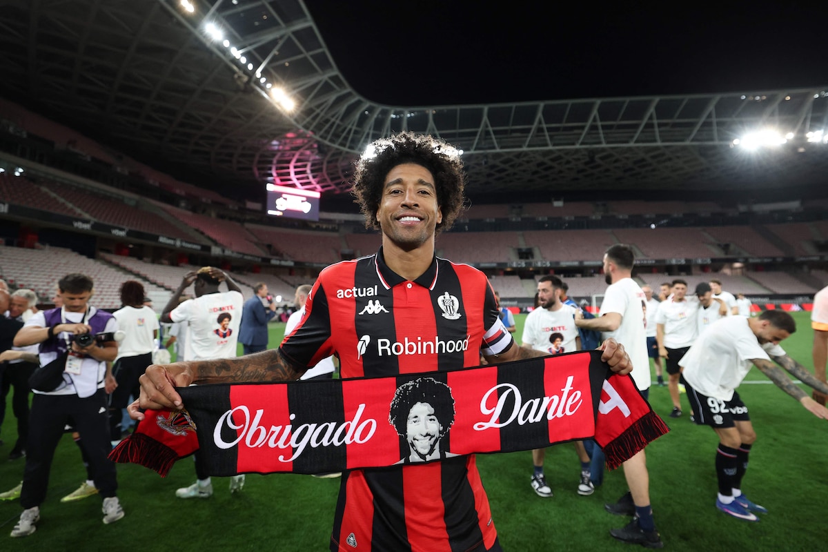 Nice's Brazilian defender #04 Dante celebrates after winning the L1-L2 playoff second-leg football match between first divison club OGC Nice and second division club AS Saint-Etienne at the Allianz Riviera Stadium in Nice, south-eastern France, on May 29, 2026. (Photo by Valery HACHE / AFP)