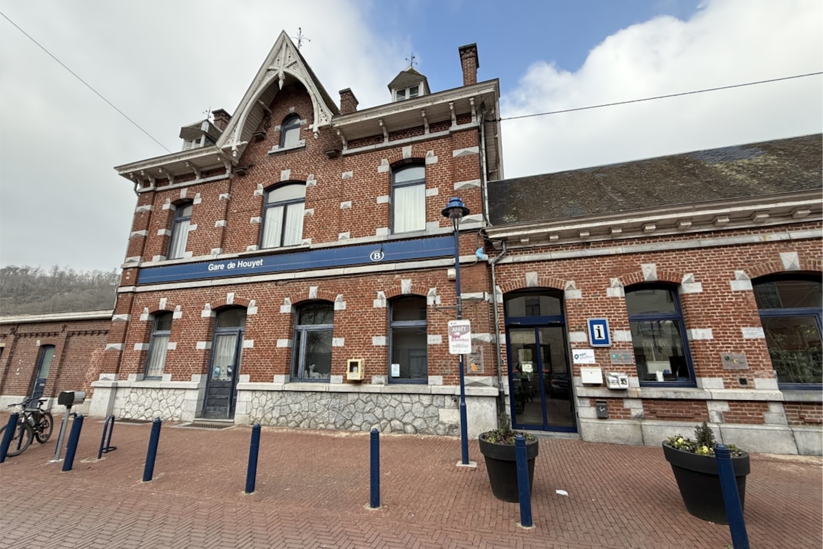 Le collège l’annonce: les voyageurs retrouveront bientôt le confort de l’intérieur de la gare.
