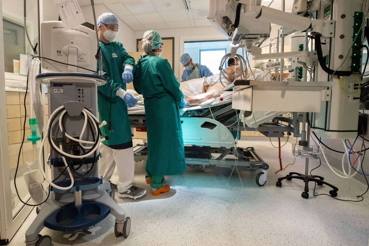 Coronavirus : près de 10.000 contaminations par jour, la hausse des hospitalisations continue