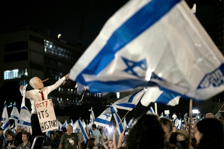 <p>Un manifestant portant un masque du Premier ministre israélien Benjamin Netanyahu lors d’un rassemblement antigouvernemental à Tel-Aviv, le 24 octobre 2026</p>